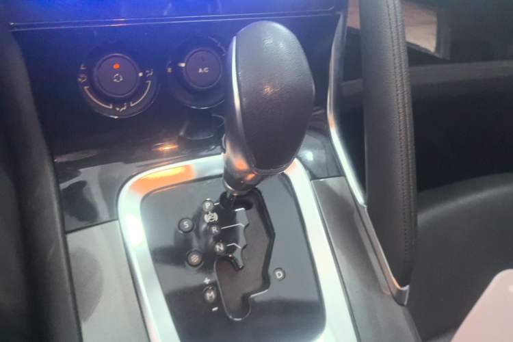 Used Peugeot 3008 2016 2.0L Automatic Classic Edition Gear Lever