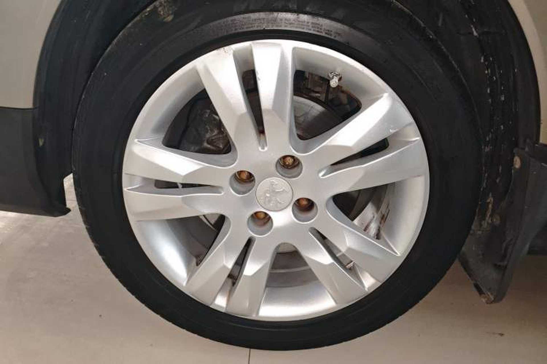 Used Peugeot 3008 2016 2.0L Automatic Standard Edition Left Front Wheel Hub