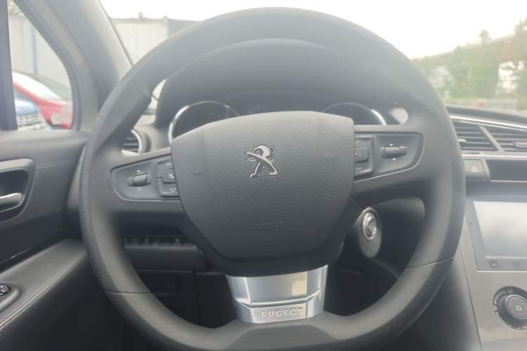 Used Peugeot 3008 2016 1.6THP Automatic Classic Edition Steering Wheel