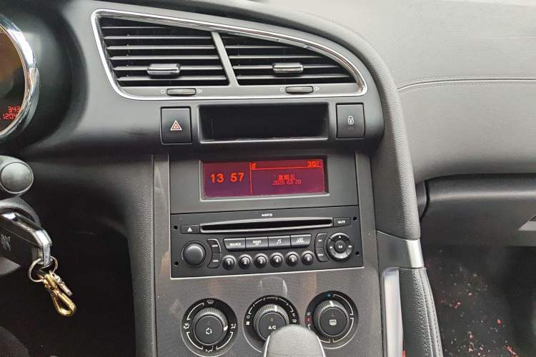 Used Peugeot 3008 2016 1.6THP Automatic Classic Edition Audio And AC Panel