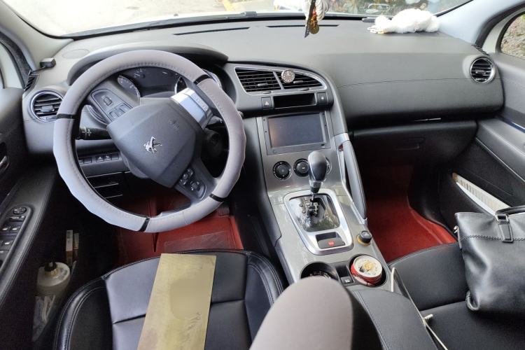 Used Peugeot 3008 2016 2.0L Automatic Classic Edition Center Console