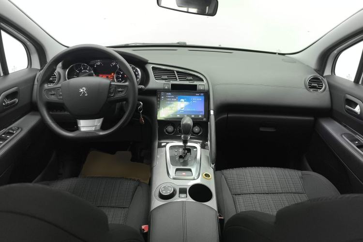Used Peugeot 3008 2016 1.6THP Automatic Classic Edition Center Console