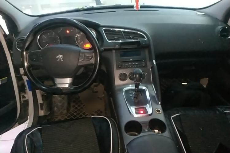 Used Peugeot 3008 2016 2.0L Automatic Classic Edition Center Console