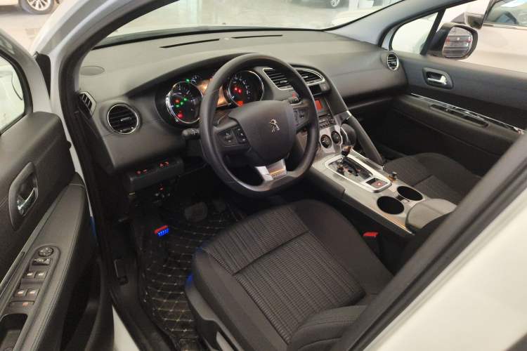Used Peugeot 3008 2016 2.0L Automatic Classic Edition Center Console