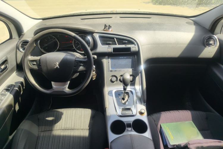 Used Peugeot 3008 2016 2.0L Automatic Classic Edition Center Console