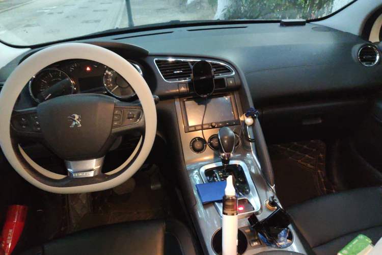 Used Peugeot 3008 2016 2.0L Automatic Classic Edition Center Console