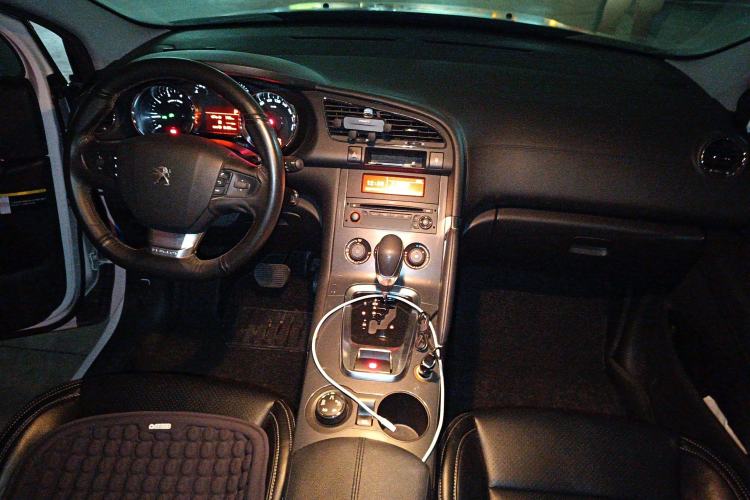 Used Peugeot 3008 2016 1.6THP Automatic Classic Edition Center Console