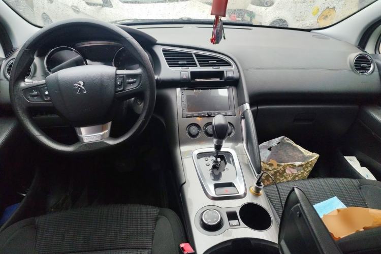 Used Peugeot 3008 2016 1.6THP Automatic Classic Edition Center Console