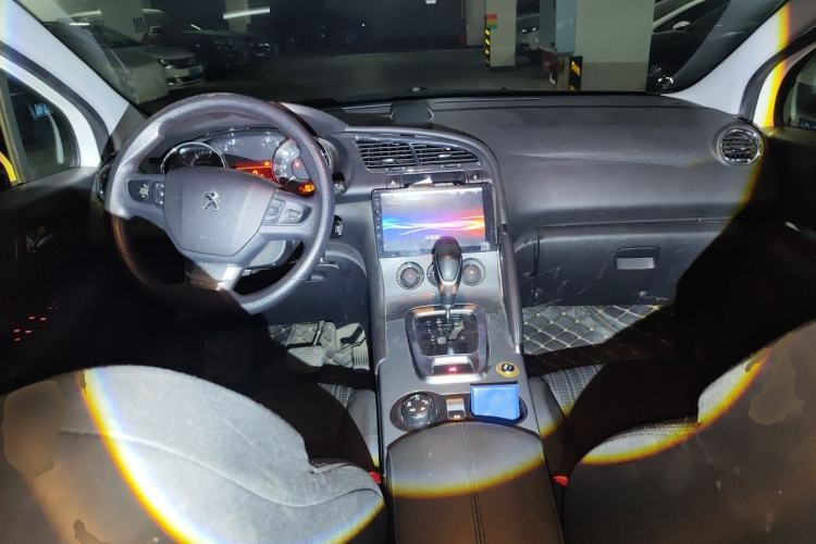 Used Peugeot 3008 2016 1.6THP Automatic Classic Edition Center Console