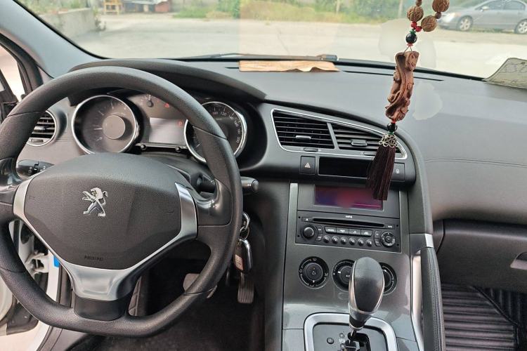 Used Peugeot 3008 2016 2.0L Automatic Standard Edition Center Console