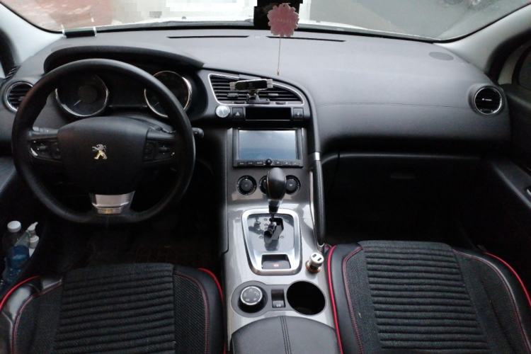 Used Peugeot 3008 2016 1.6THP Automatic Classic Edition Center Console