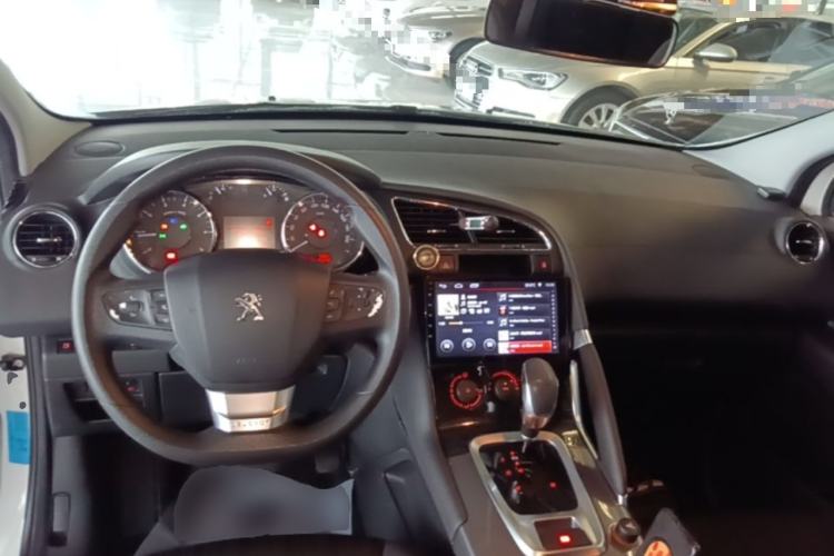 Used Peugeot 3008 2016 1.6THP Automatic Classic Edition Center Console