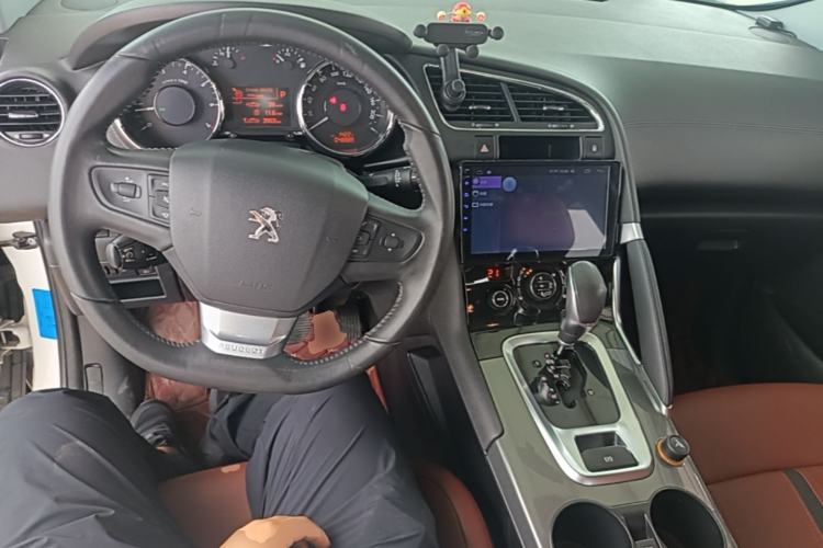 Used Peugeot 3008 2016 2.0L Automatic Trend Edition Center Console
