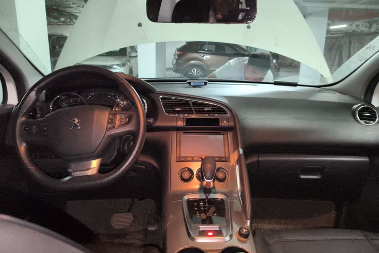 Used Peugeot 3008 2016 2.0L Automatic Classic Edition Center Console