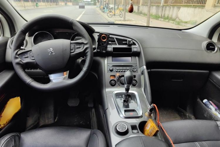 Used Peugeot 3008 2016 1.6THP Automatic Trend Edition Center Console