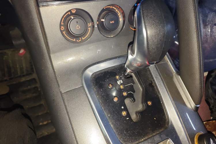 Used Peugeot 3008 2016 2.0L Automatic Classic Edition Gear Lever