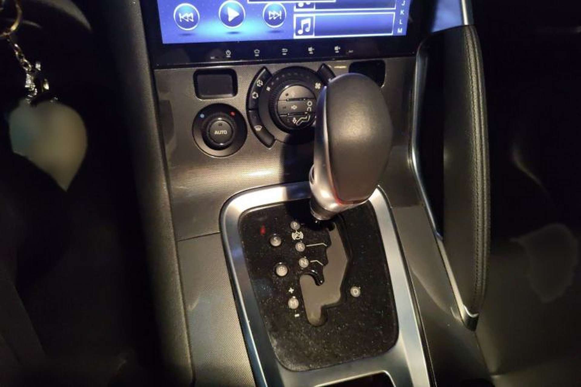 Used Peugeot 3008 2016 2.0L Automatic Trend Edition Gear Lever