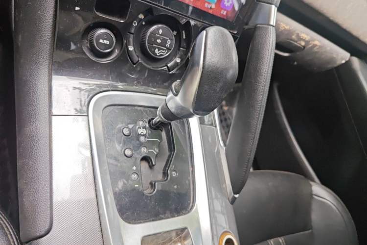 Used Peugeot 3008 2016 2.0L Automatic Trend Edition Gear Lever