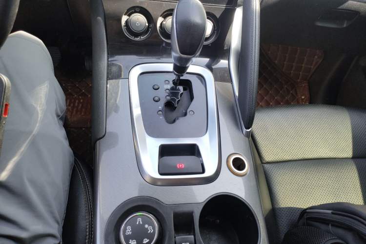 Used Peugeot 3008 2016 1.6THP Automatic Classic Edition Gear Lever
