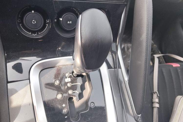 Used Peugeot 3008 2016 2.0L Automatic Standard Edition Gear Lever