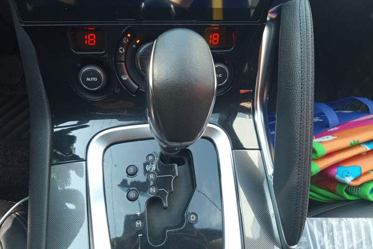 Used Peugeot 3008 2016 1.6THP Automatic Trend Edition Gear Lever