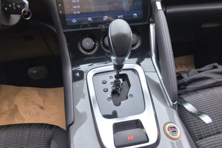 Used Peugeot 3008 2016 1.6THP Automatic Classic Edition Gear Lever