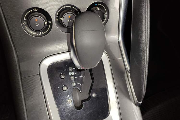 Used Peugeot 3008 2016 1.6THP Automatic Classic Edition Gear Lever