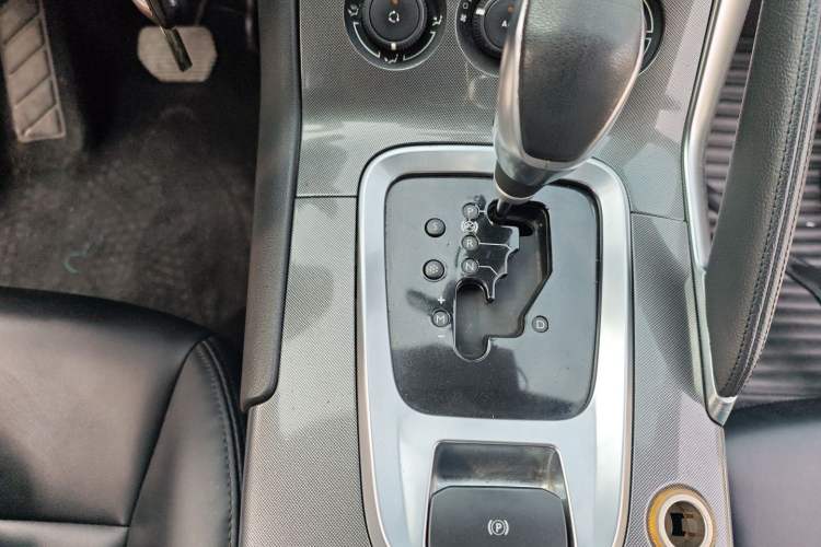 Used Peugeot 3008 2016 2.0L Automatic Standard Edition Gear Lever