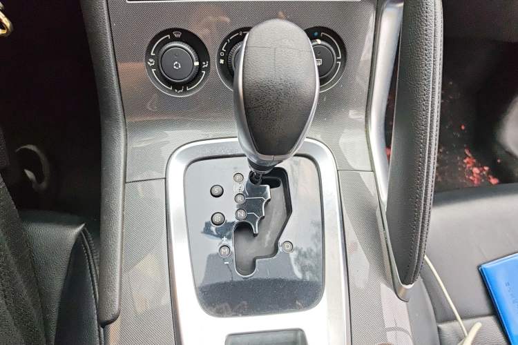 Used Peugeot 3008 2016 1.6THP Automatic Classic Edition Gear Lever
