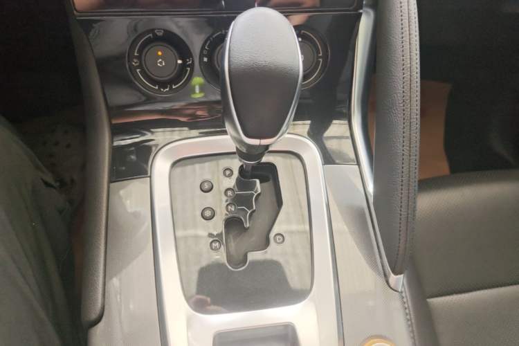 Used Peugeot 3008 2016 2.0L Automatic Classic Edition Gear Lever