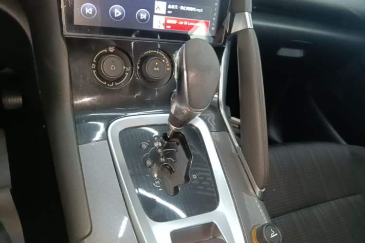 Used Peugeot 3008 2016 1.6THP Automatic Classic Edition Gear Lever