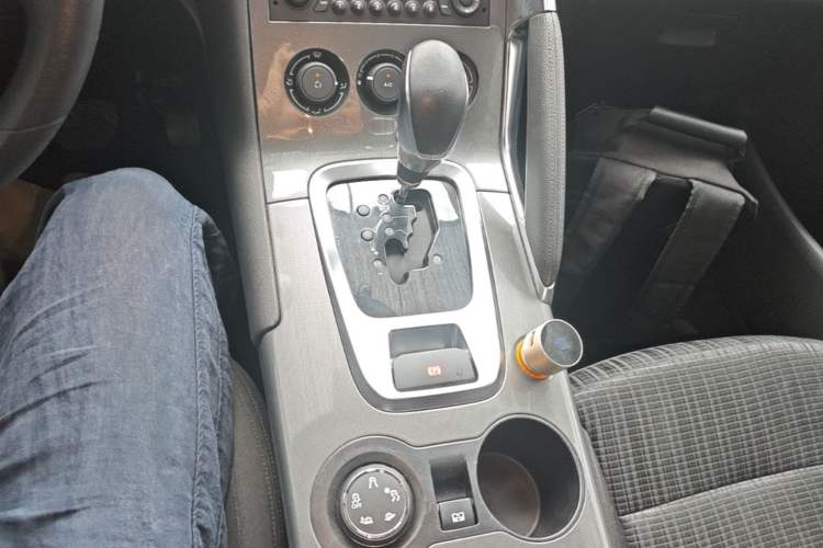 Used Peugeot 3008 2016 1.6THP Automatic Classic Edition Gear Lever
