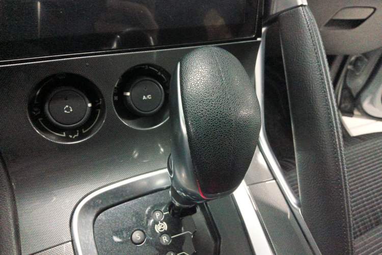Used Peugeot 3008 2016 2.0L Automatic Classic Edition Gear Lever