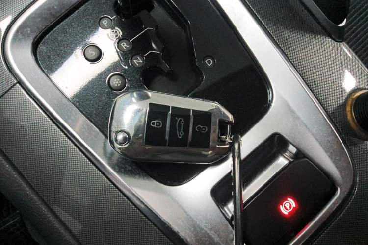 Used Peugeot 3008 2016 2.0L Automatic Classic Edition Interior 1