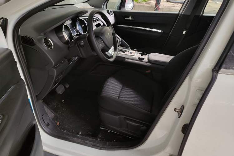 Used Peugeot 3008 2016 1.6THP Automatic Classic Edition Left Front Seat
