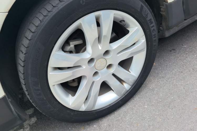 Used Peugeot 3008 2016 1.6THP Automatic Classic Edition Left Front Wheel Hub