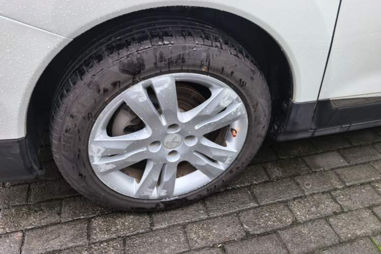 Used Peugeot 3008 2016 1.6THP Automatic Classic Edition Left Front Wheel Hub