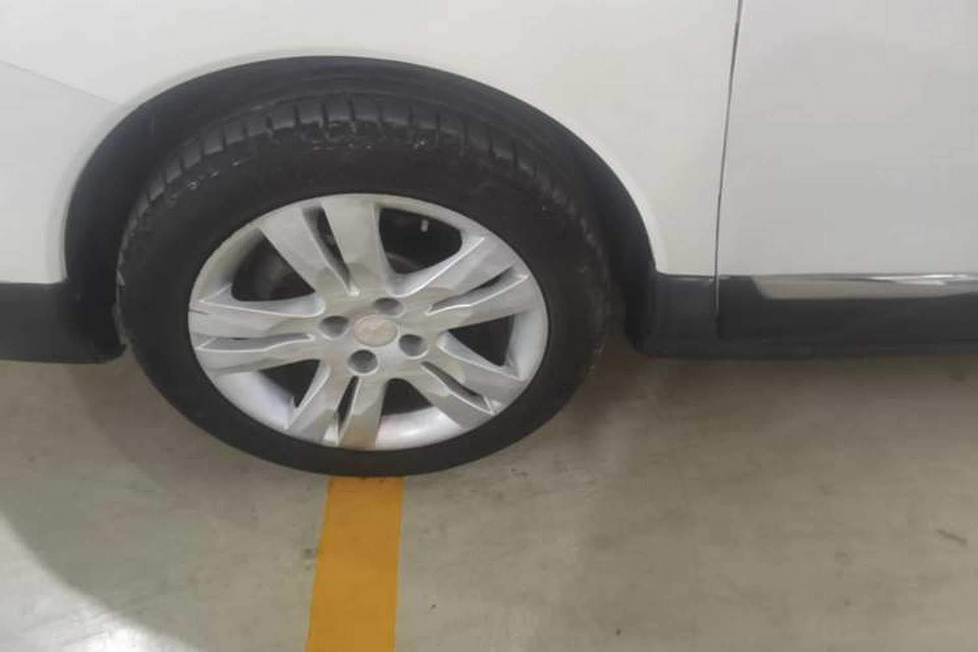Used Peugeot 3008 2016 2.0L Automatic Classic Edition Left Front Wheel Hub