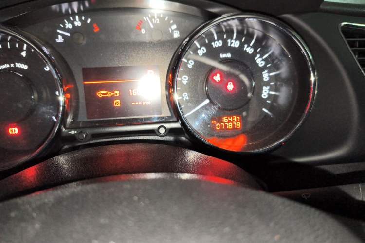 Used Peugeot 3008 2016 2.0L Automatic Classic Edition Odometer Close Up