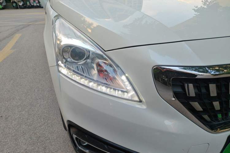 Used Peugeot 3008 2016 1.6THP Automatic Classic Edition Right Front Headlight