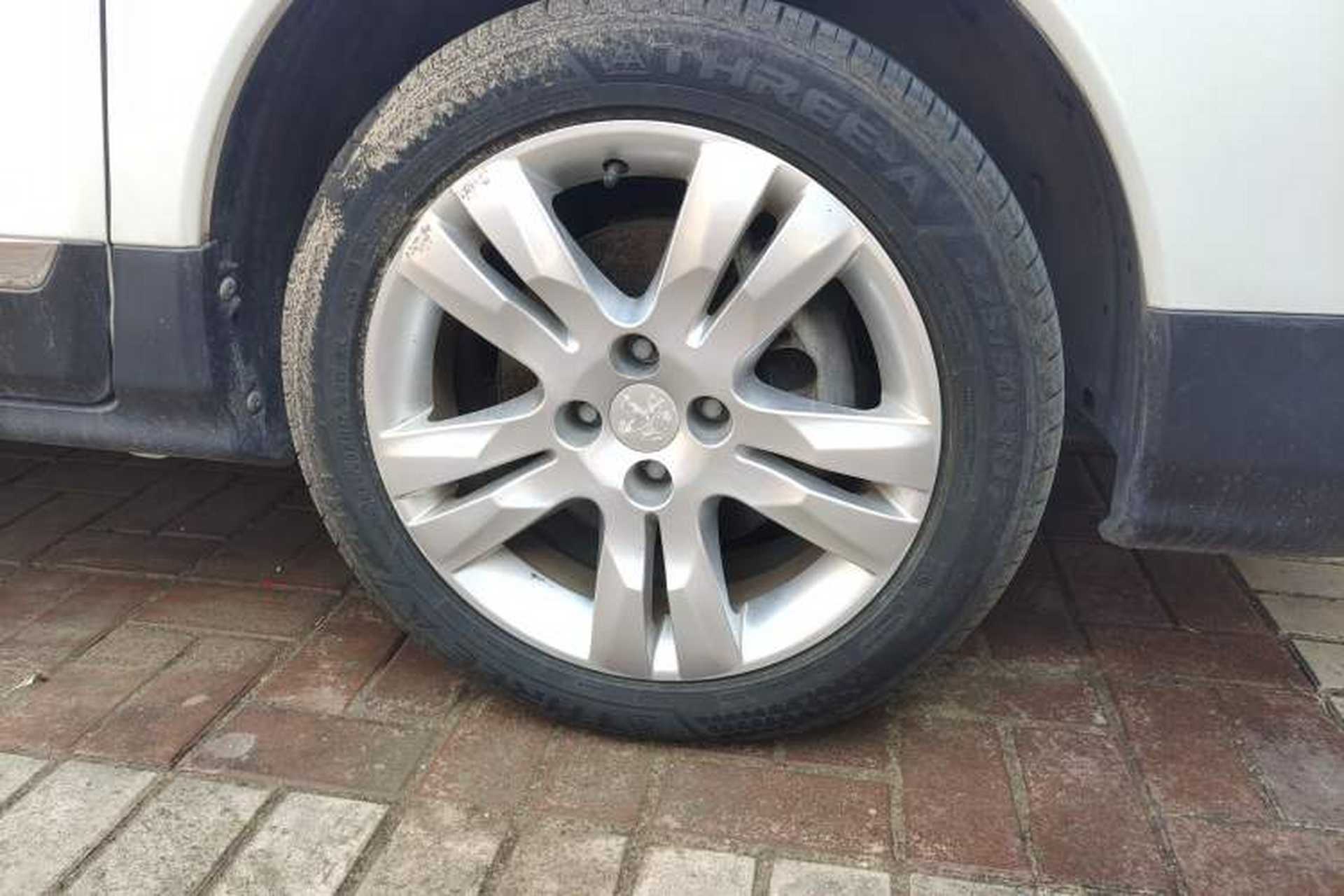 Used Peugeot 3008 2016 1.6THP Automatic Classic Edition Right Front Wheel Hub