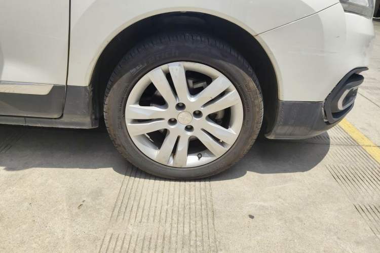 Used Peugeot 3008 2016 1.6THP Automatic Classic Edition Right Front Wheel Hub