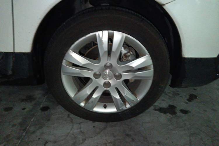 Used Peugeot 3008 2016 1.6THP Automatic Classic Edition Right Front Wheel Hub
