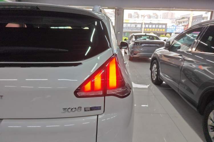 Used Peugeot 3008 2016 1.6THP Automatic Classic Edition Right Rear Taillight