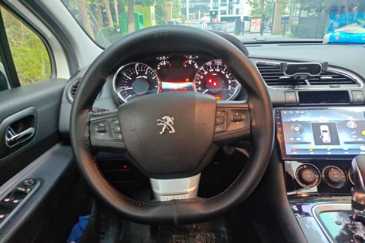 Used Peugeot 3008 2016 1.6THP Automatic Classic Edition Steering Wheel