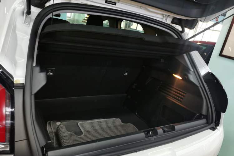 Used Peugeot 3008 2016 2.0L Automatic Classic Edition Trunk