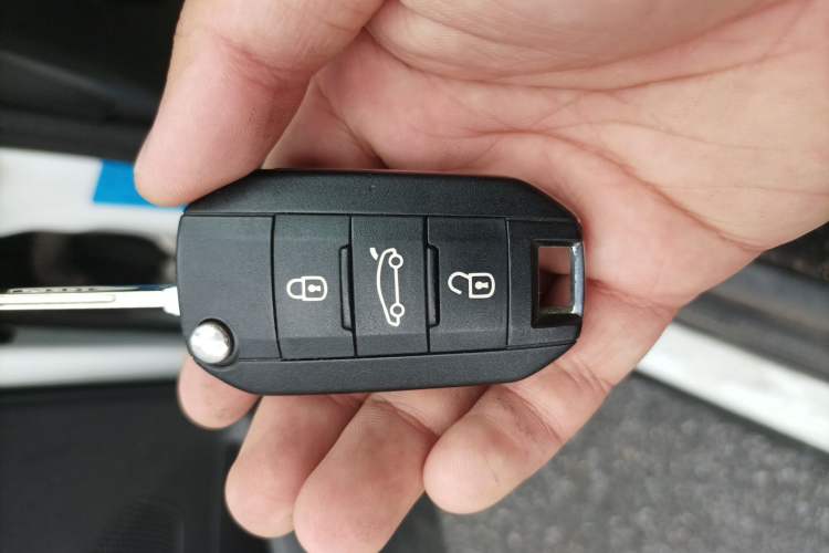 Used Peugeot 3008 2016 2.0L Automatic Classic Edition Vehicle Key