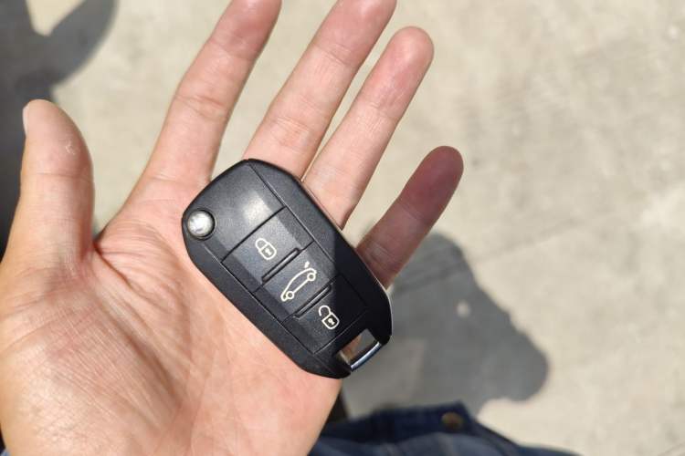 Used Peugeot 3008 2016 1.6THP Automatic Classic Edition Vehicle Key