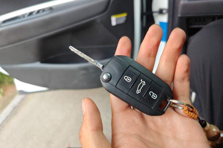 Used Peugeot 3008 2016 1.6THP Automatic Classic Edition Vehicle Key