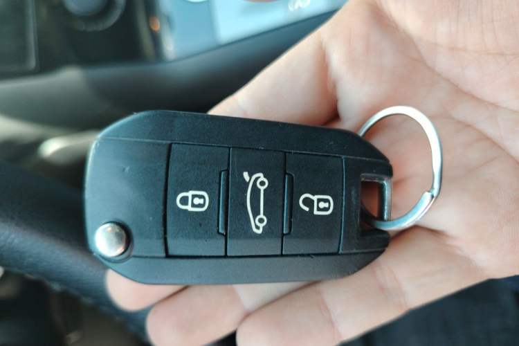 Used Peugeot 3008 2016 1.6THP Automatic Classic Edition Vehicle Key